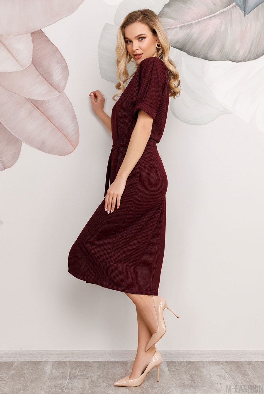 Бордовое классическое фактурное платье с разрезом- Фото 2