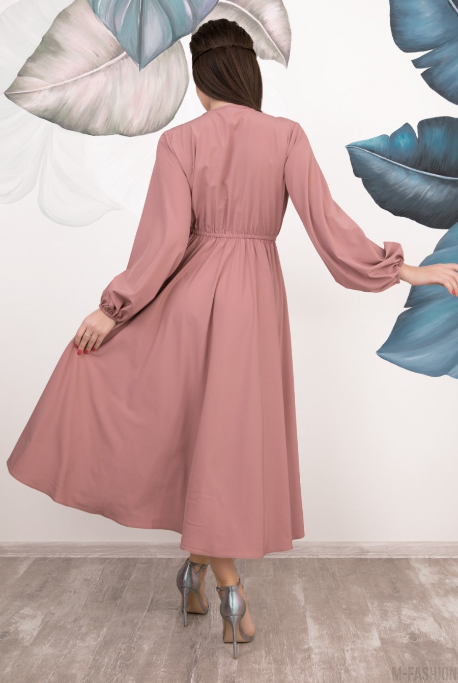 Розовое приталенное платье с рукавами-фонариками- Фото 3