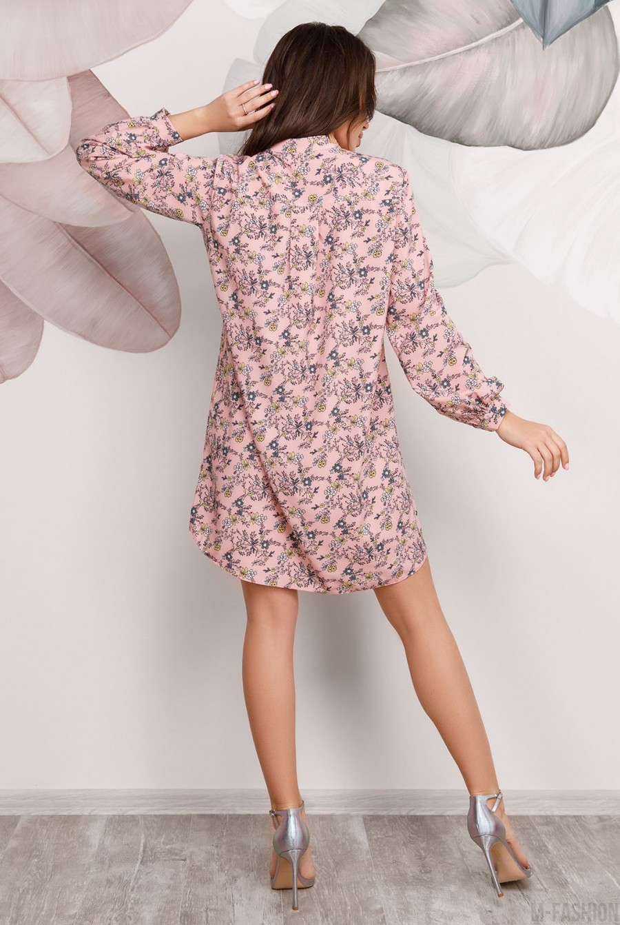 Розовое свободное платье-рубашка с принтом- Фото 3