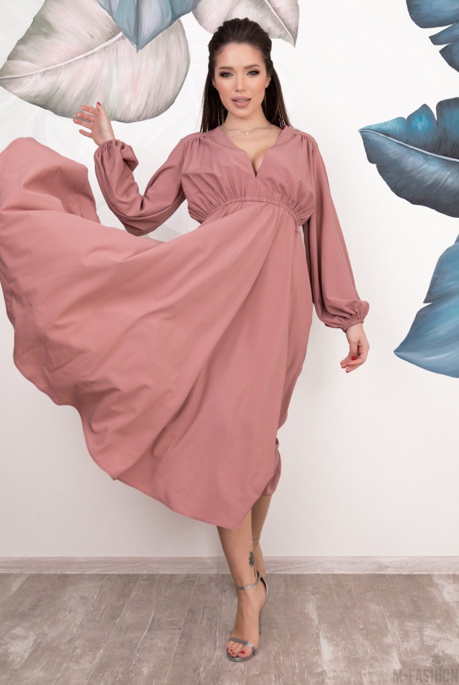 Розовое приталенное платье с рукавами-фонариками- Фото 4