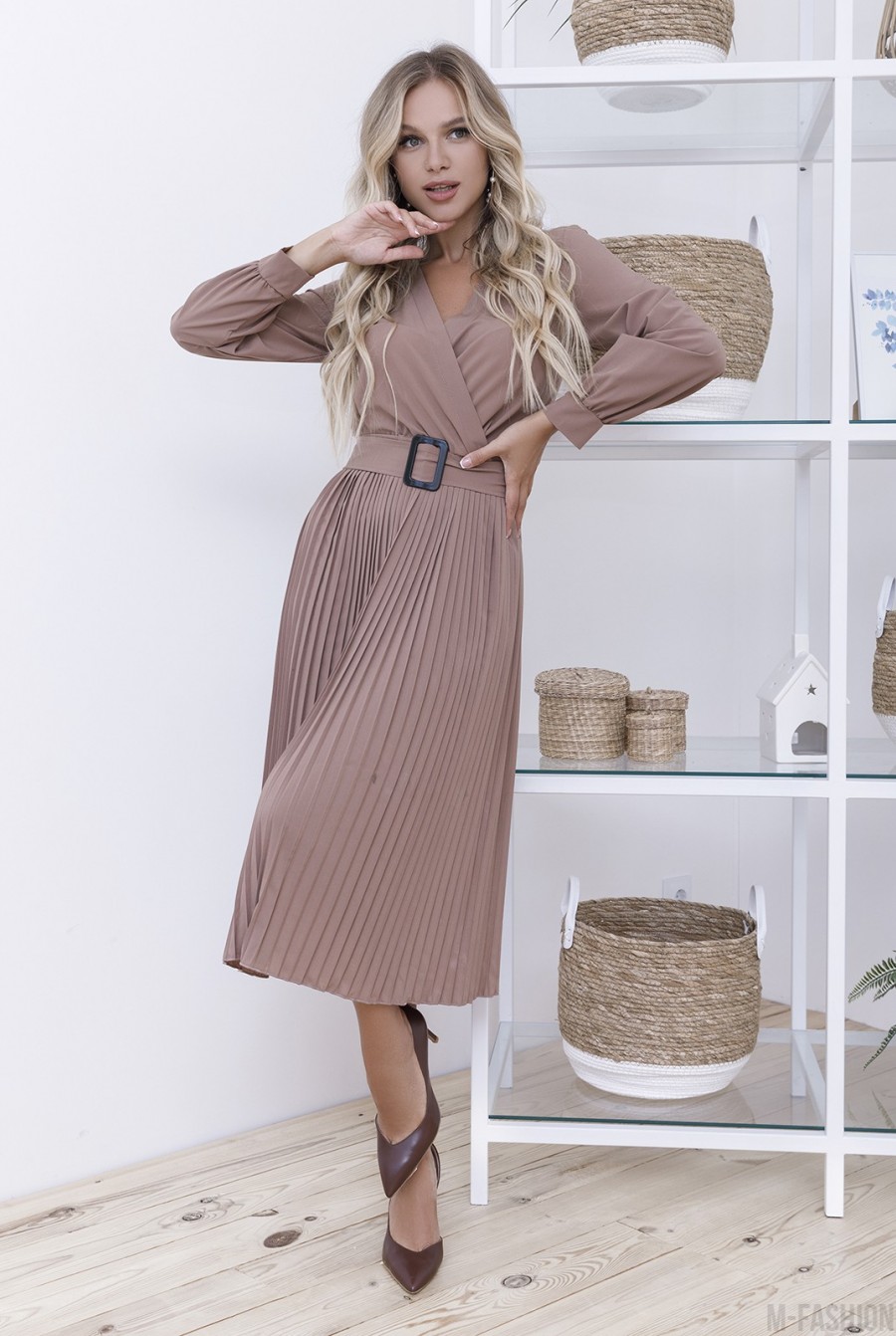 Светло-коричневое приталенное платье с плиссировкой - Фото 1