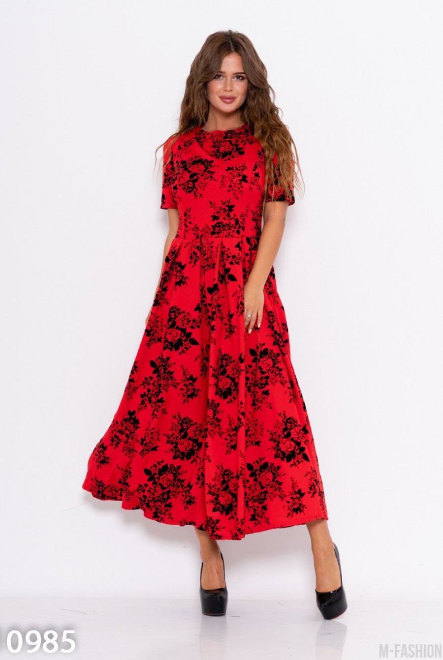 Красное длинное платье с фактурным декором - Фото 1