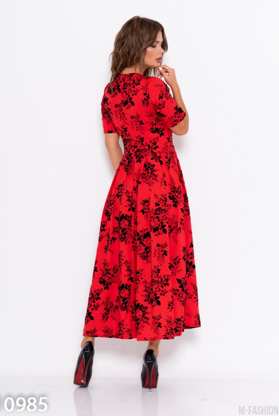 Красное длинное платье с фактурным декором- Фото 3