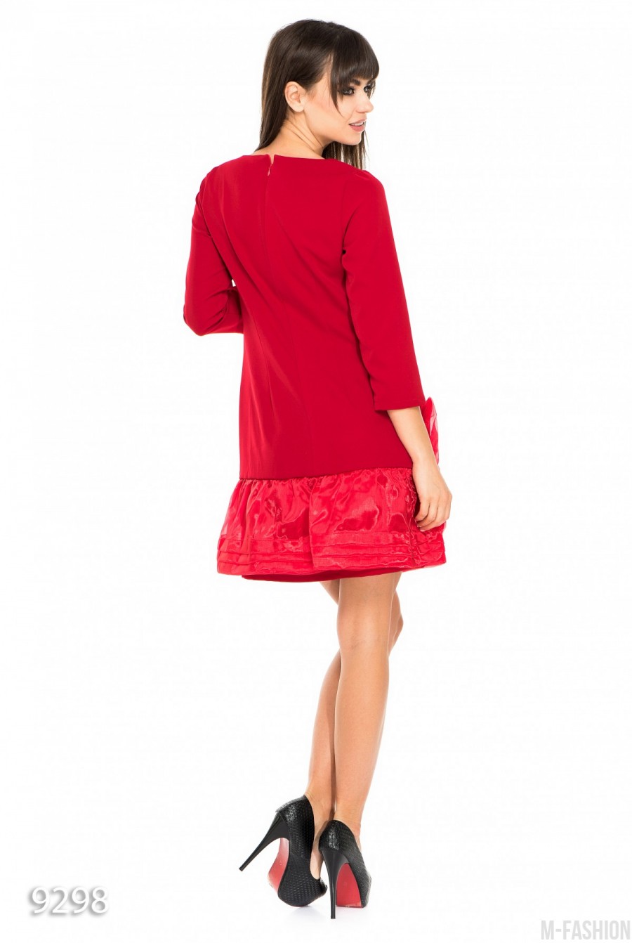 Красное платье-трапеция с присобранным краем и бантом из органзы- Фото 3