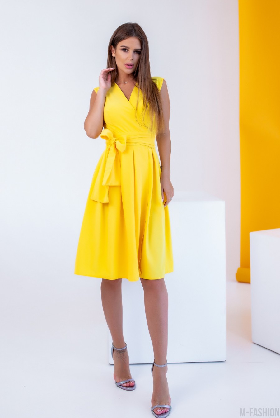 Желтое приталенное платье на запах - Фото 1