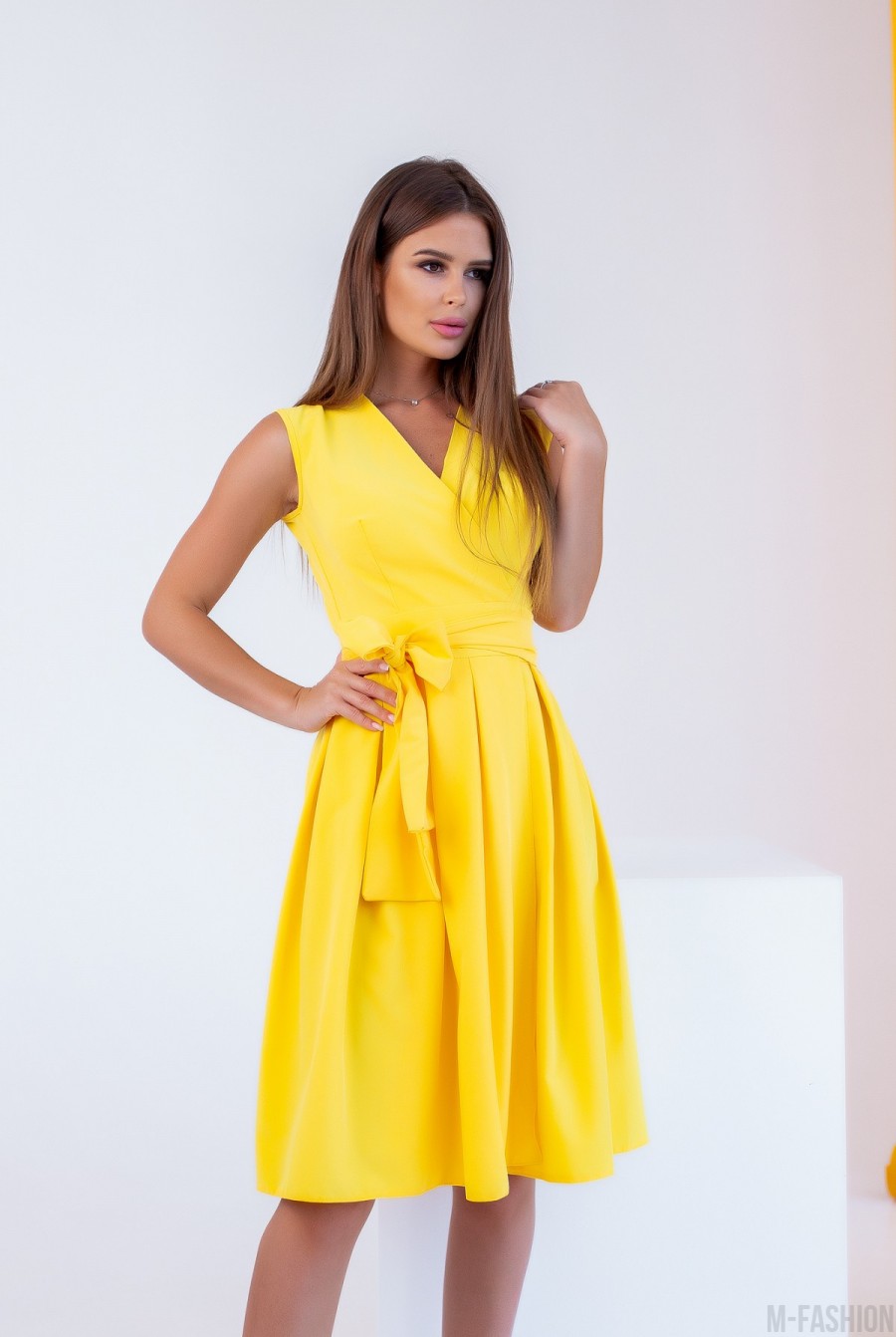 Желтое приталенное платье на запах- Фото 2