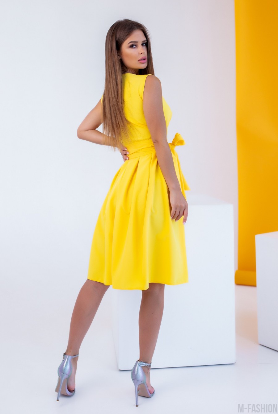 Желтое приталенное платье на запах- Фото 4
