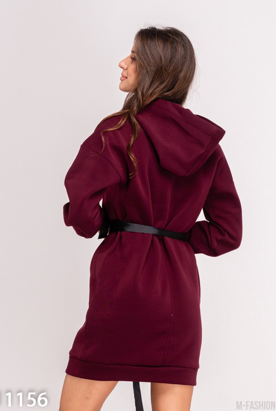 Утепленное флисом бордовое платье с капюшоном- Фото 5