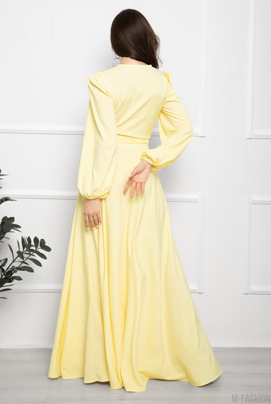 Желтое длинное платье с кроем на запах- Фото 3