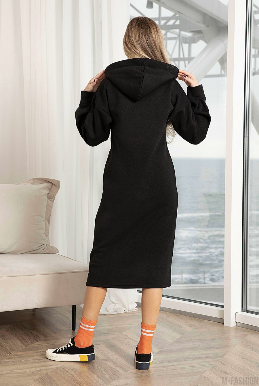 Черное утепленное флисом платье-толстовка- Фото 3