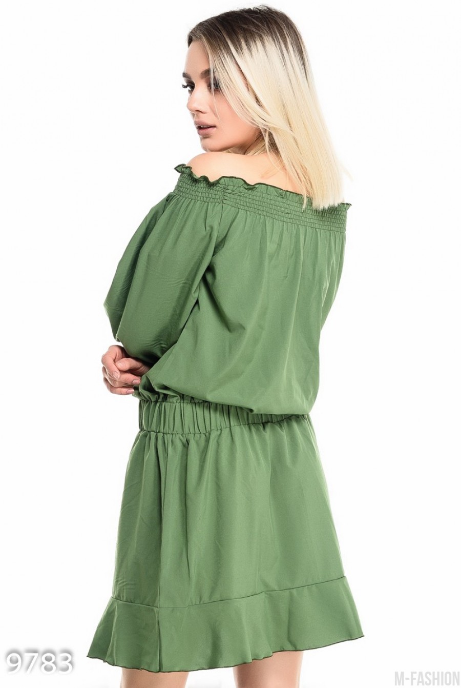 Серо-зеленое короткое платье с отрытыми плечами- Фото 4