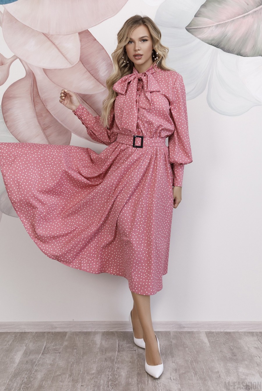 Розовое приталенное платье в белый горошек - Фото 1