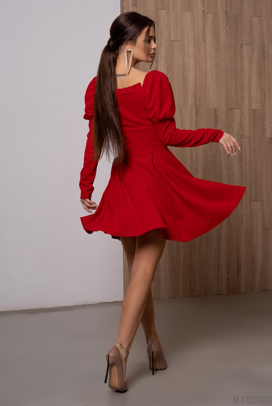 Красное присборенное платье с рюшами- Фото 3