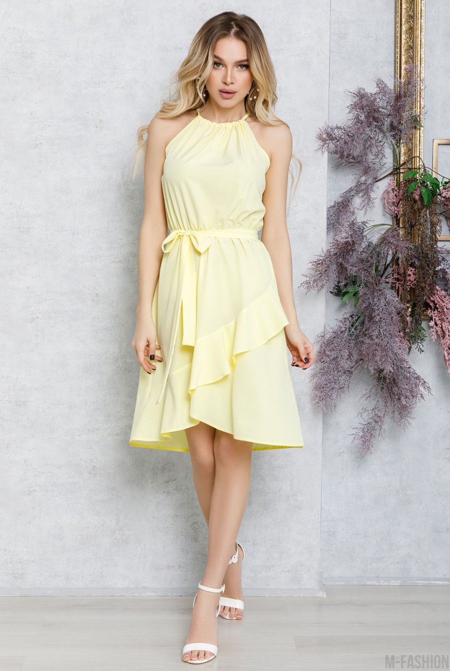 Желтое платье с запахом на юбке - Фото 1