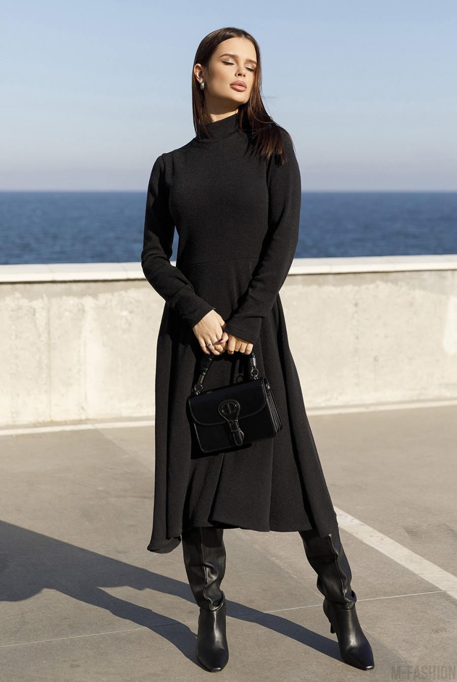 Черное ангоровое платье с воротником-стойкой - Фото 1
