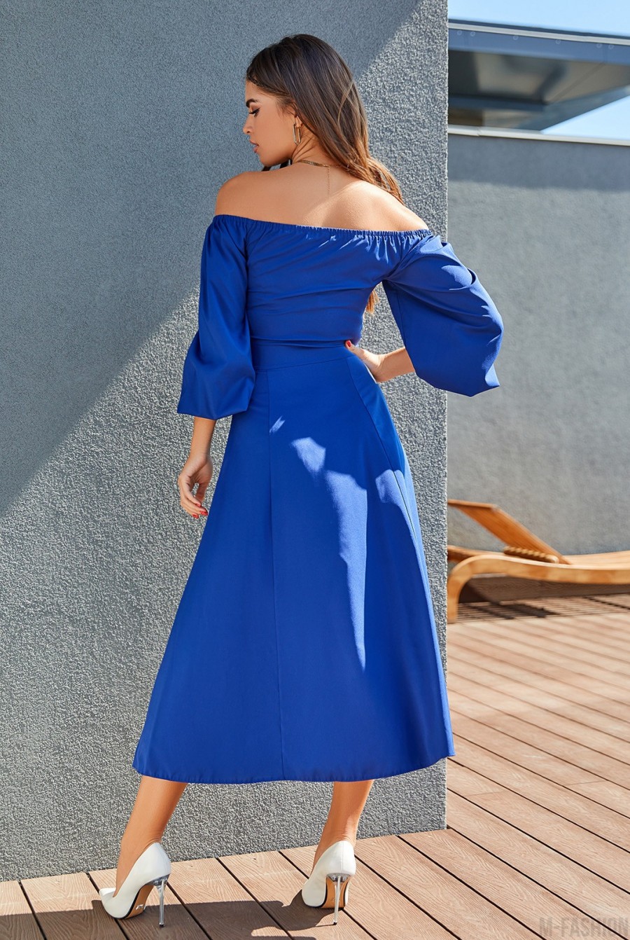 Синее платье с открытыми плечами- Фото 3