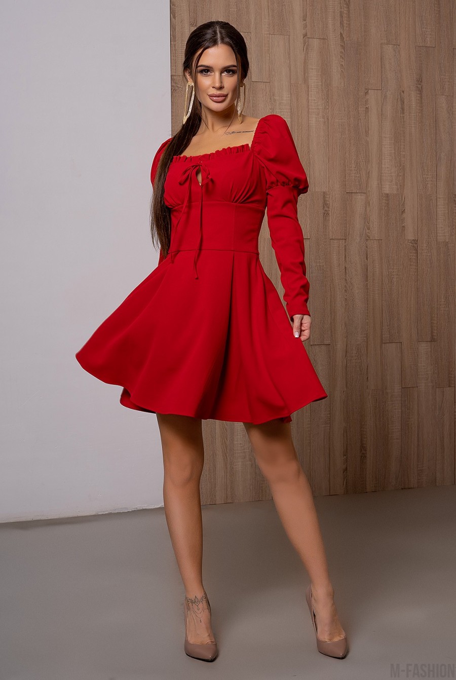 Красное присборенное платье с рюшами - Фото 1