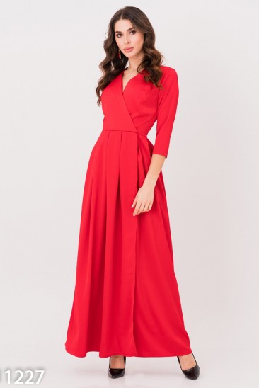 Красное сатиновое длинное платье с декольте на запах