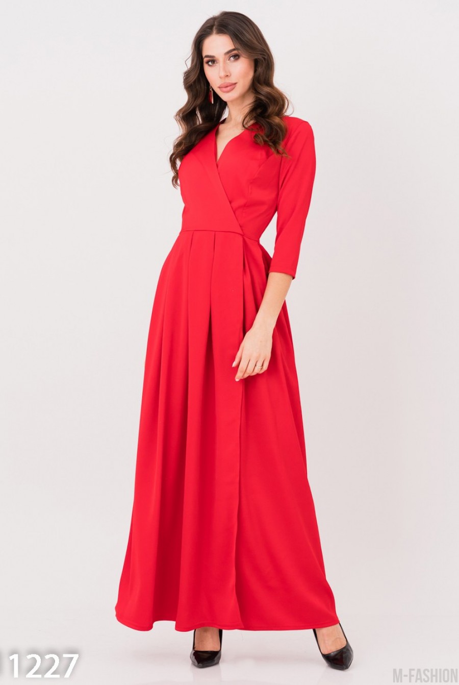Красное сатиновое длинное платье с декольте на запах - Фото 1