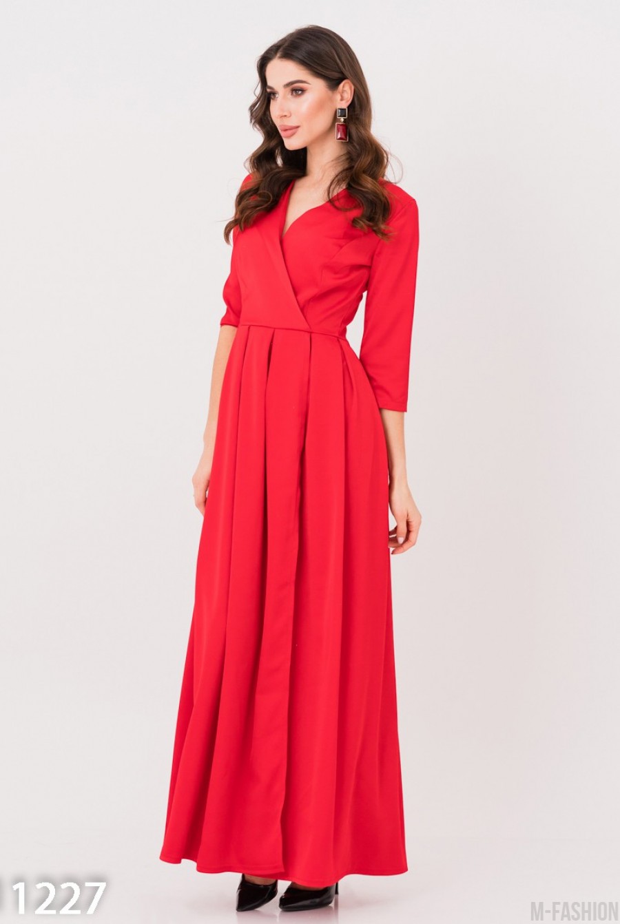 Красное сатиновое длинное платье с декольте на запах- Фото 4