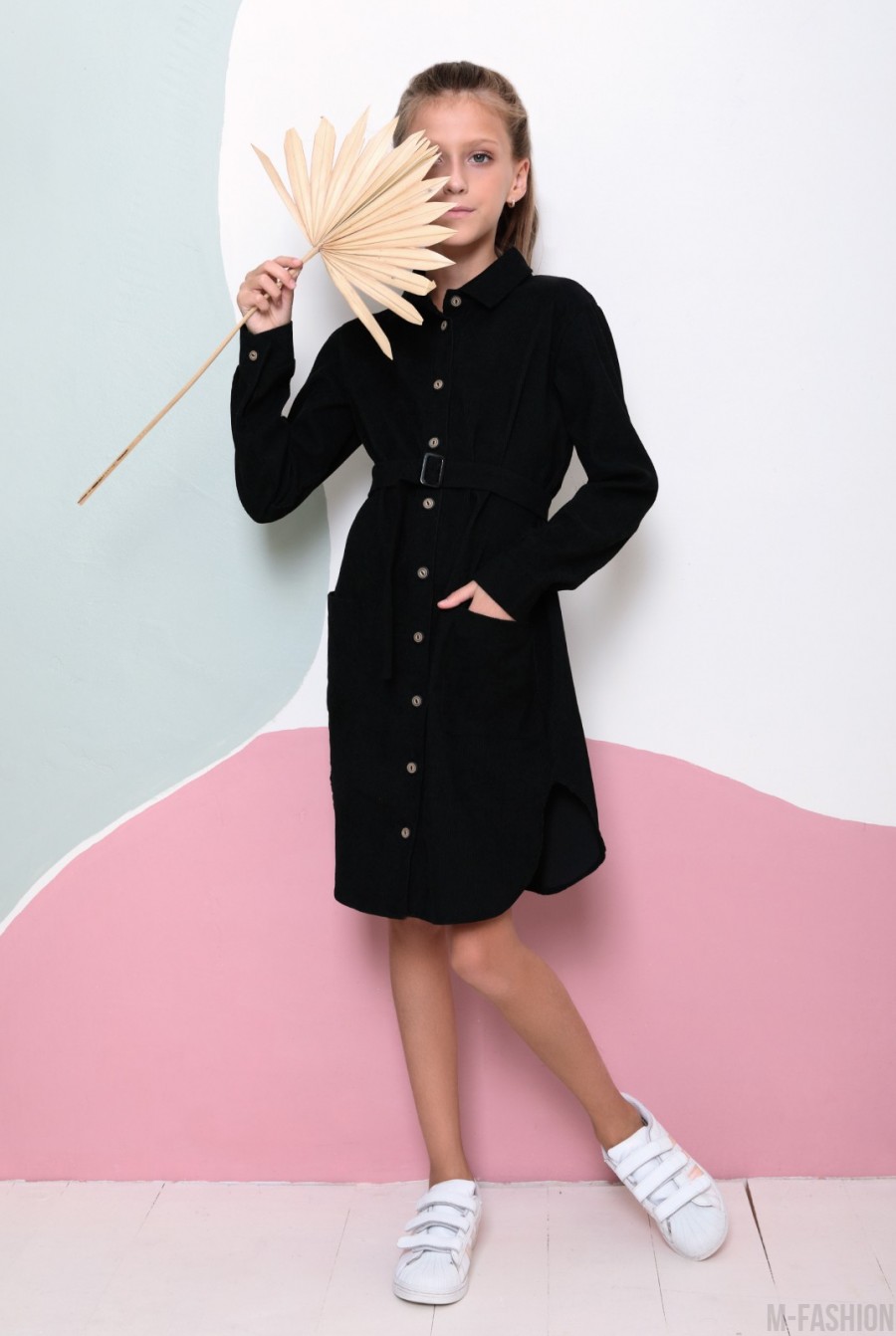 Черное вельветовое платье-рубашка с поясом - Фото 1