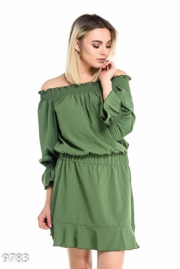 Серо-зеленое короткое платье с отрытыми плечами