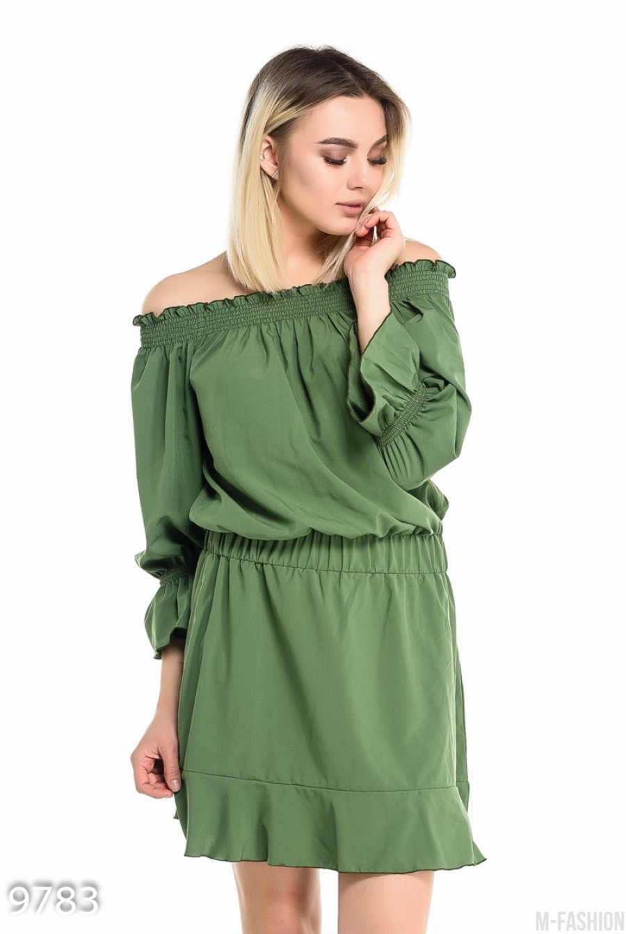 Серо-зеленое короткое платье с отрытыми плечами - Фото 1