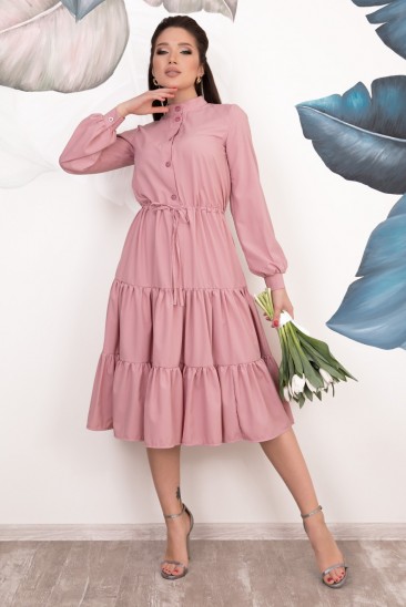 Розовое расклешенное платье с воланами
