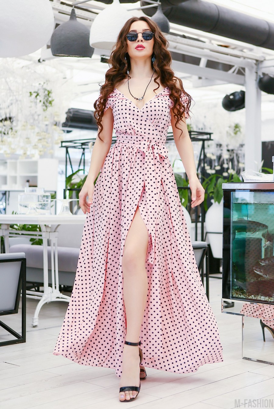 Розовое в горошек длинное платье с воланом - Фото 1