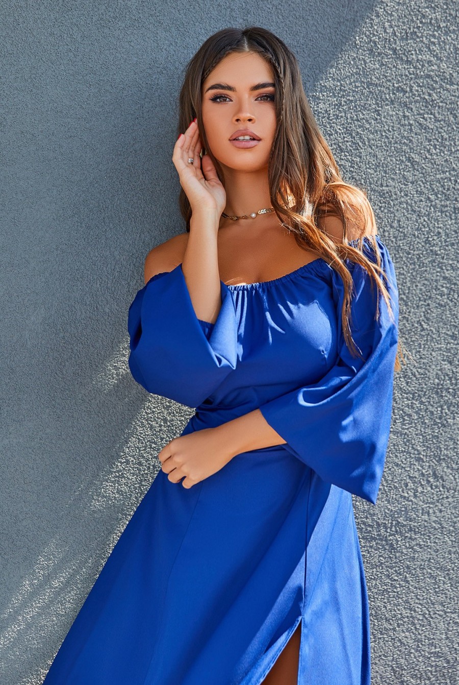 Синее платье с открытыми плечами- Фото 4
