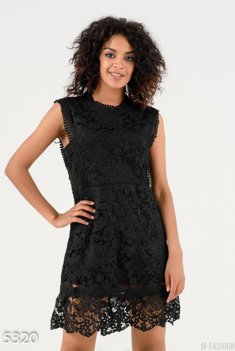 Черное приталенное платье с верхним кружевным слоем - Фото 1
