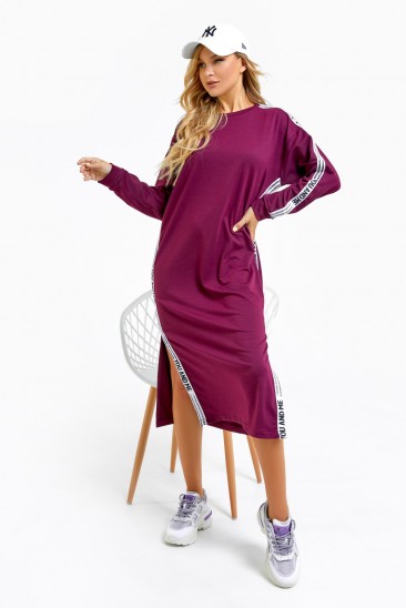Бордовое трикотажное платье с боковыми вставками