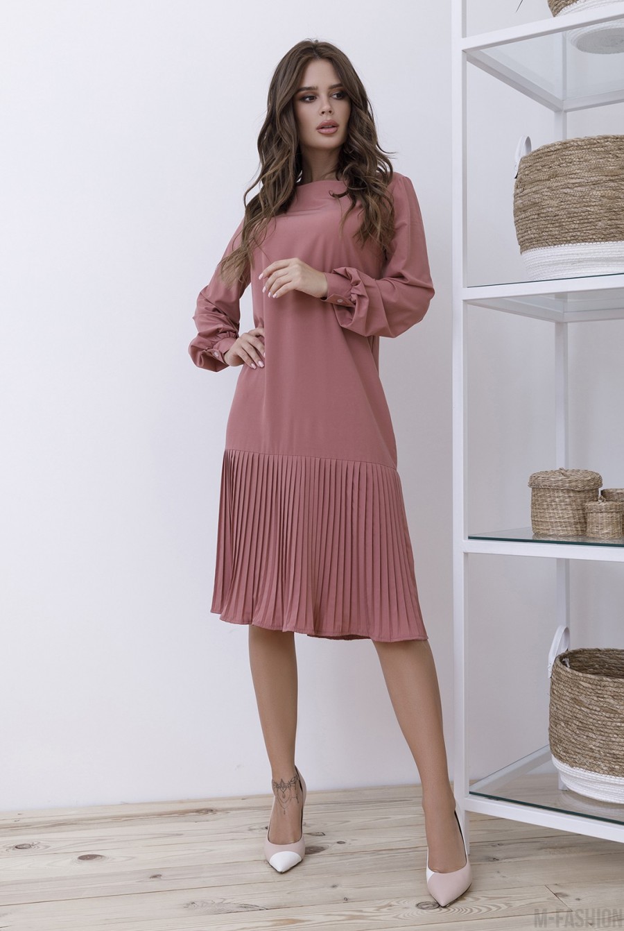 Розовое прямое платье с плиссировкой - Фото 1