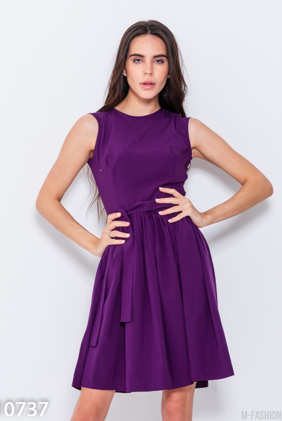 Фиолетовое офисное приталенное платье без рукавов - Фото 1
