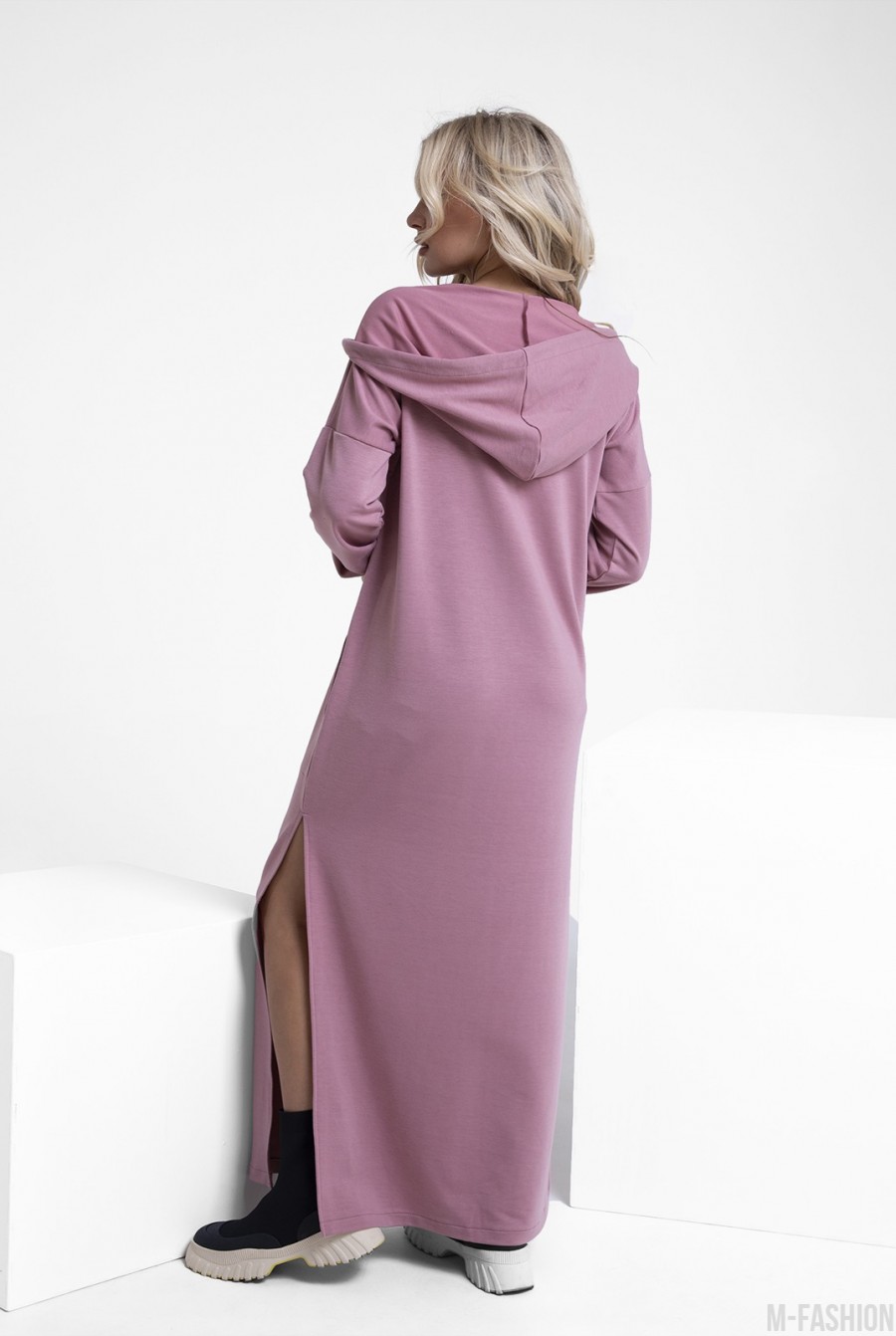 Розовое длинное платье с капюшоном- Фото 3