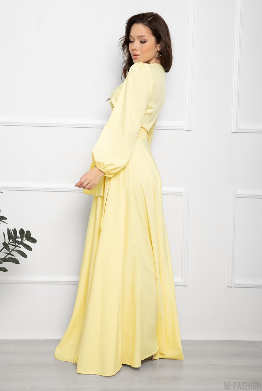 Желтое длинное платье с кроем на запах- Фото 2
