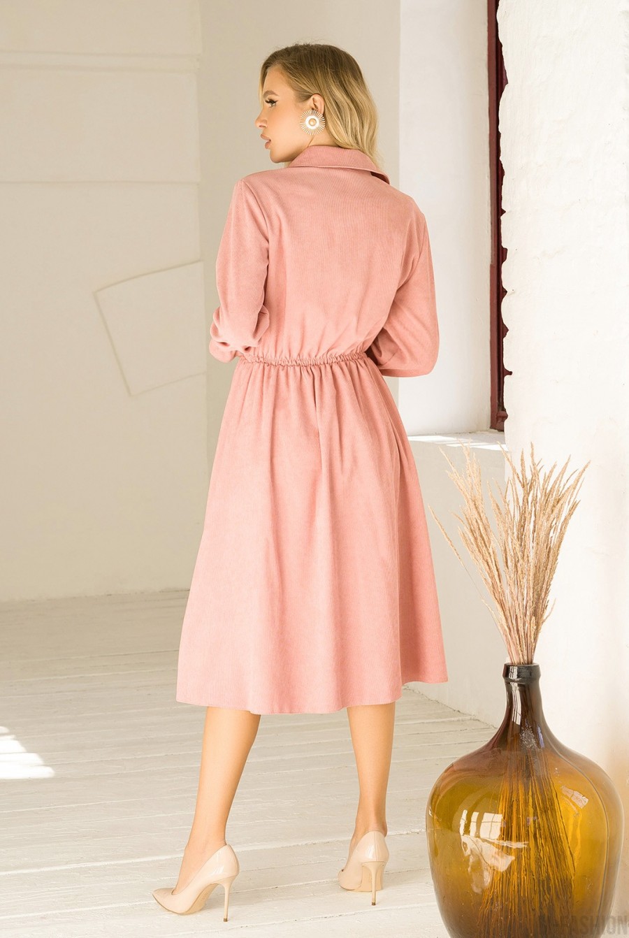 Розовое вельветовое платье-рубашка с длинными рукавами- Фото 3