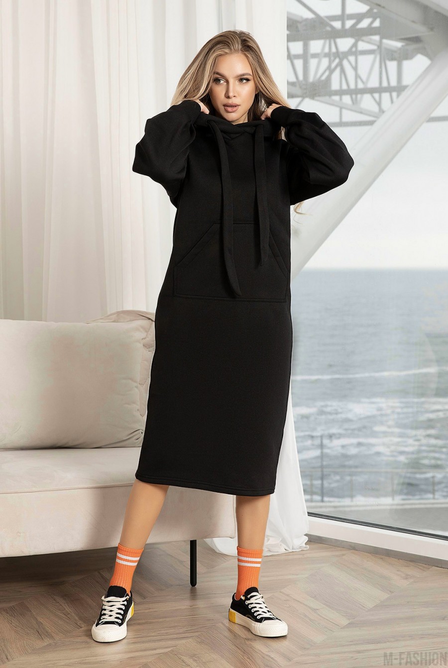 Черное утепленное флисом платье-толстовка - Фото 1