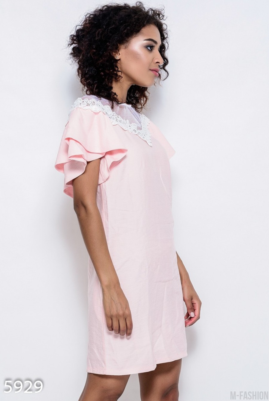 Розовое свободное коттоновое платье с кружевом по лифу, рукавами-бабочками и фатиновой белой горловиной- Фото 2