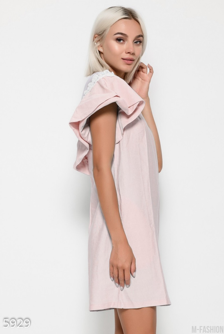 Розовое свободное коттоновое платье с кружевом по лифу, рукавами-бабочками и фатиновой белой горловиной- Фото 6