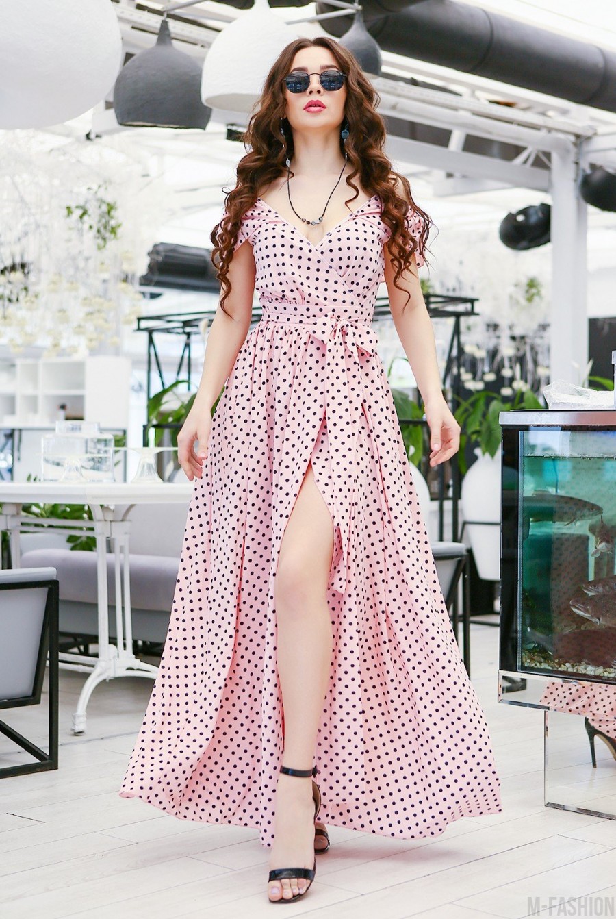 Розовое в горошек длинное платье с воланом- Фото 3