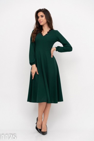 Зеленое приталенное платье с французским кружевом