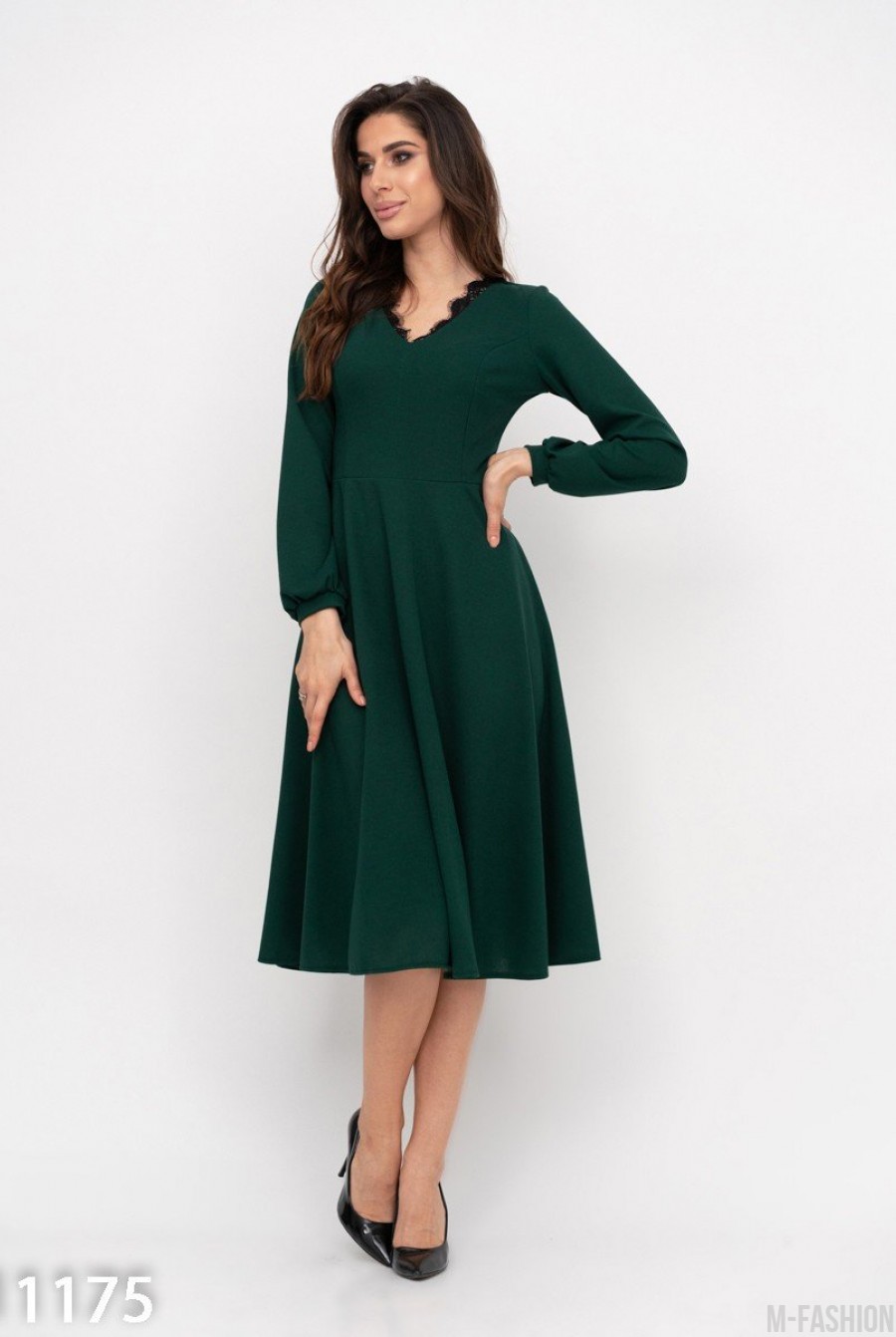 Зеленое приталенное платье с французским кружевом - Фото 1
