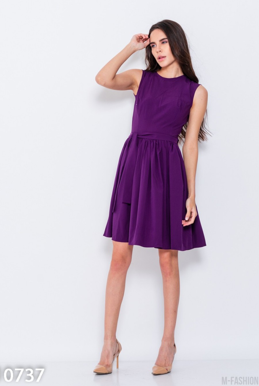 Фиолетовое офисное приталенное платье без рукавов- Фото 2