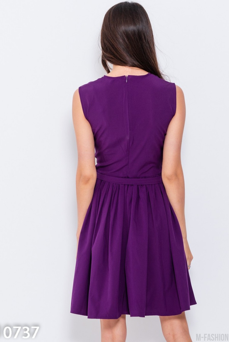 Фиолетовое офисное приталенное платье без рукавов- Фото 3