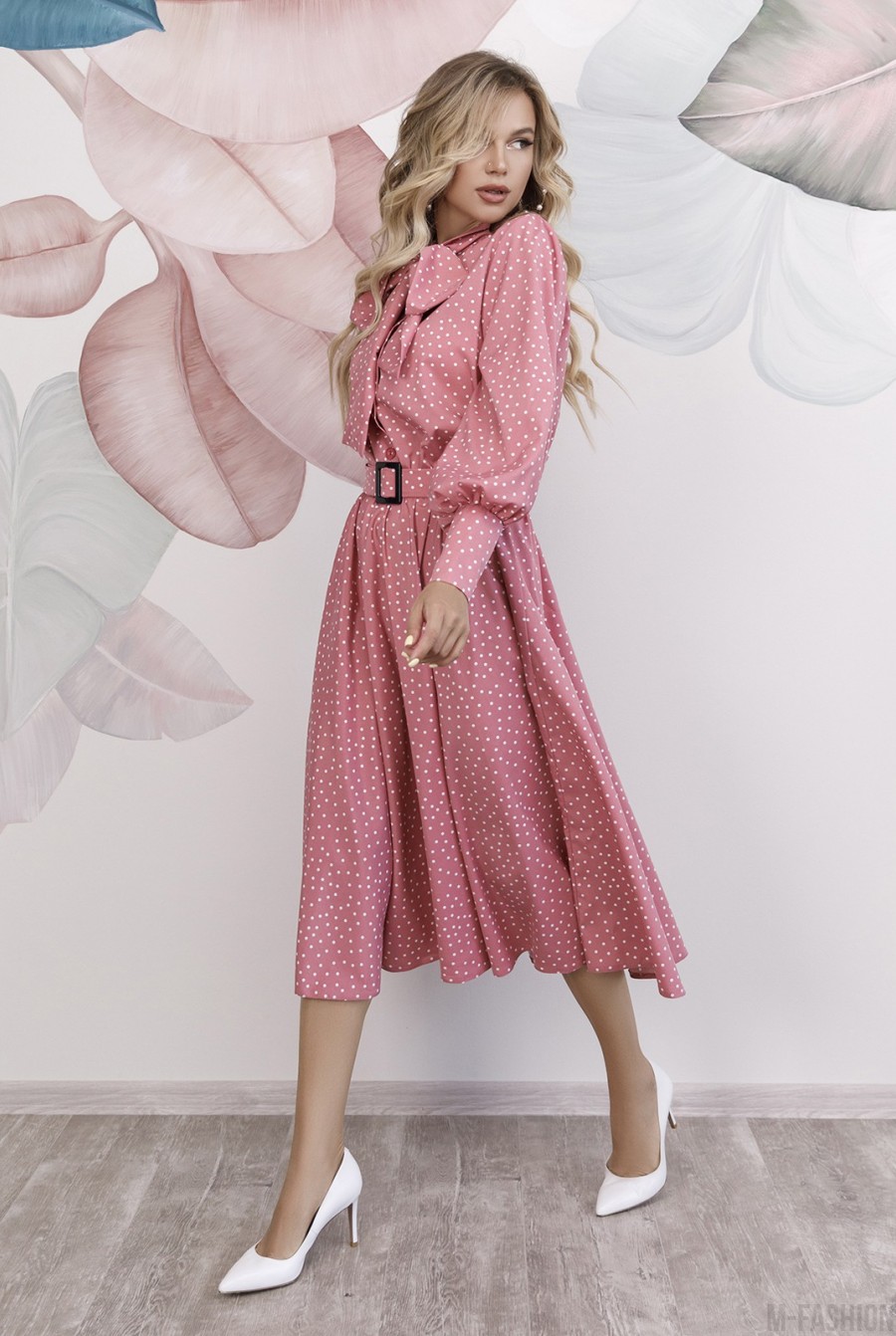 Розовое приталенное платье в белый горошек- Фото 2
