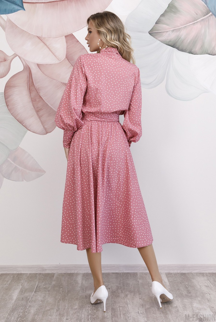 Розовое приталенное платье в белый горошек- Фото 3