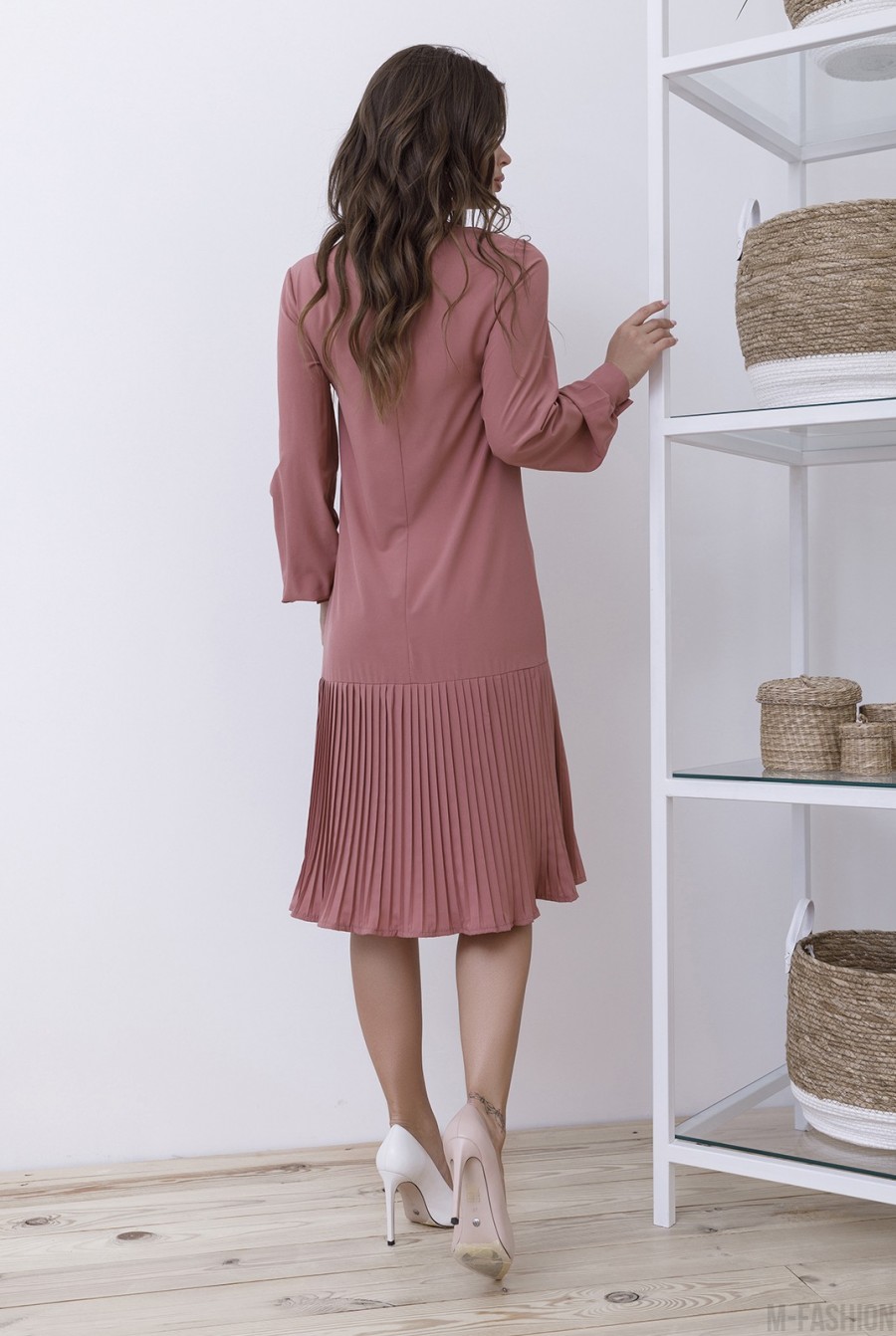 Розовое прямое платье с плиссировкой- Фото 3