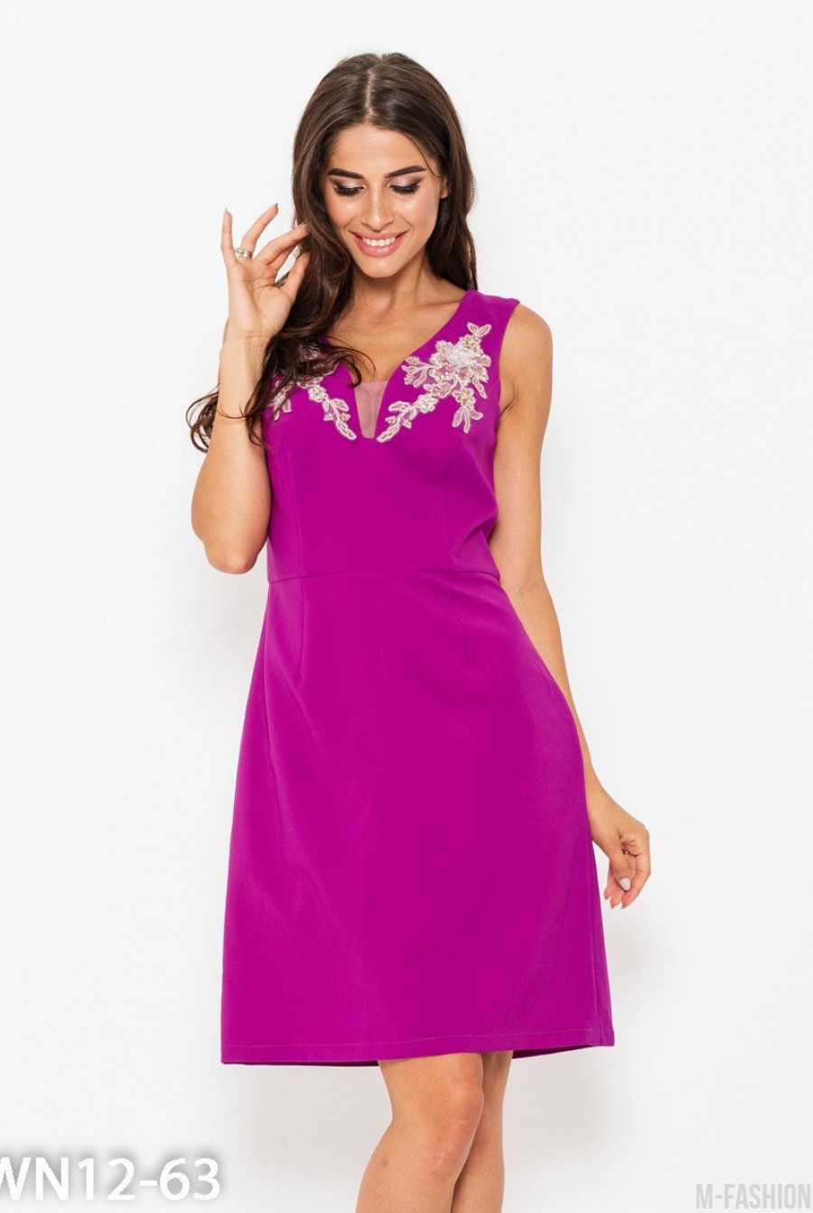 Фиолетовое платье с кружевом на декольте - Фото 1
