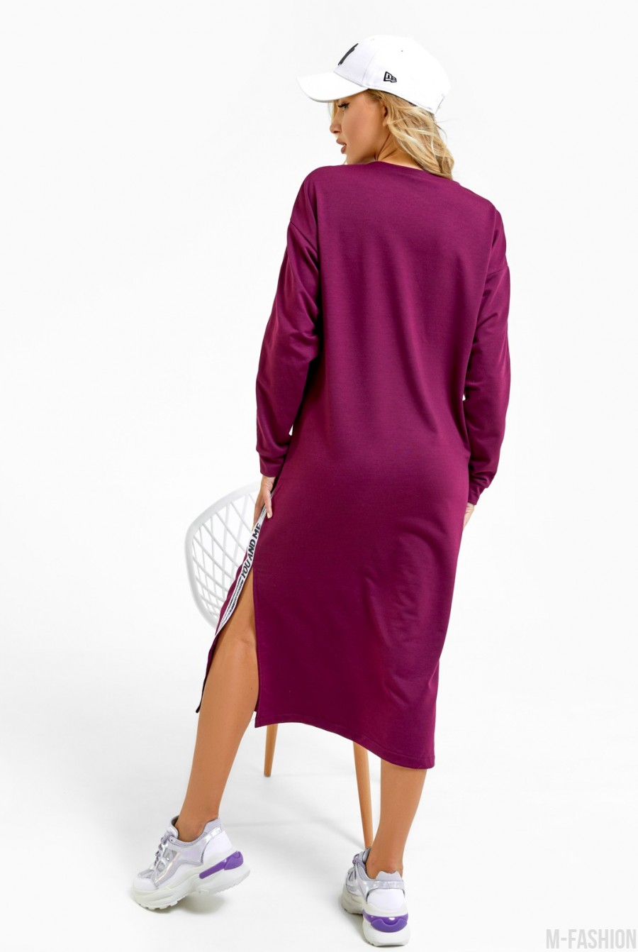 Бордовое трикотажное платье с боковыми вставками- Фото 3